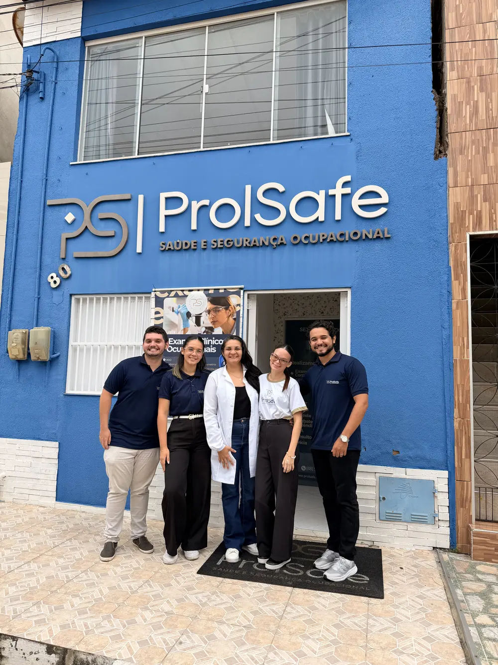 Equipe da ProlSafe em frente à clínica