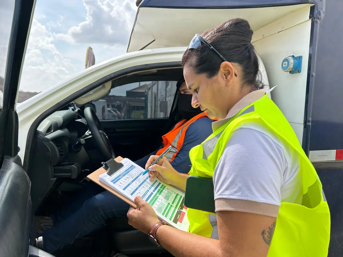 Profissional da ProlSafe realizando atendimento técnico em campo
